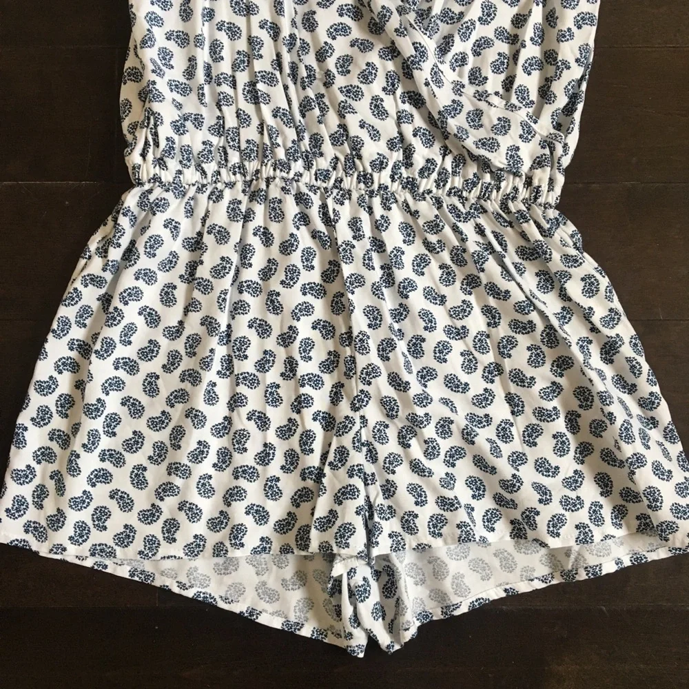 Old navy spaghetti adjustable strap romper shorts size small S paisley white/blu - Picture 2 of 6